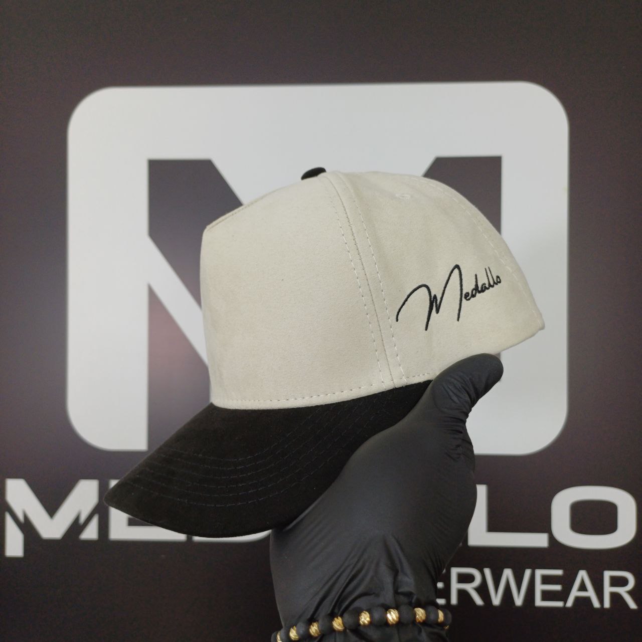 Gorra En Gamuza Medallo (Beige/negro)