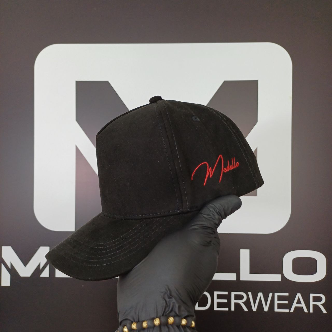 Gorra En Gamuza Medallo (negro/rojo)