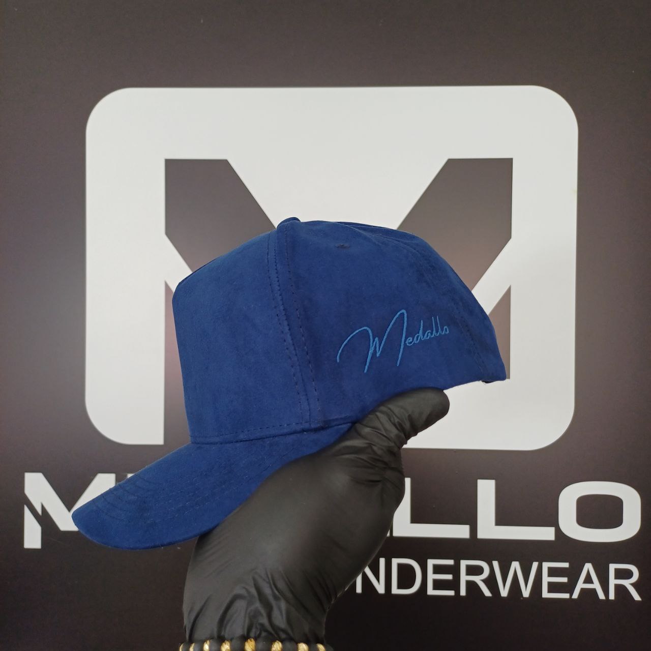 Gorra En Gamuza Medallo (azul oscuro)