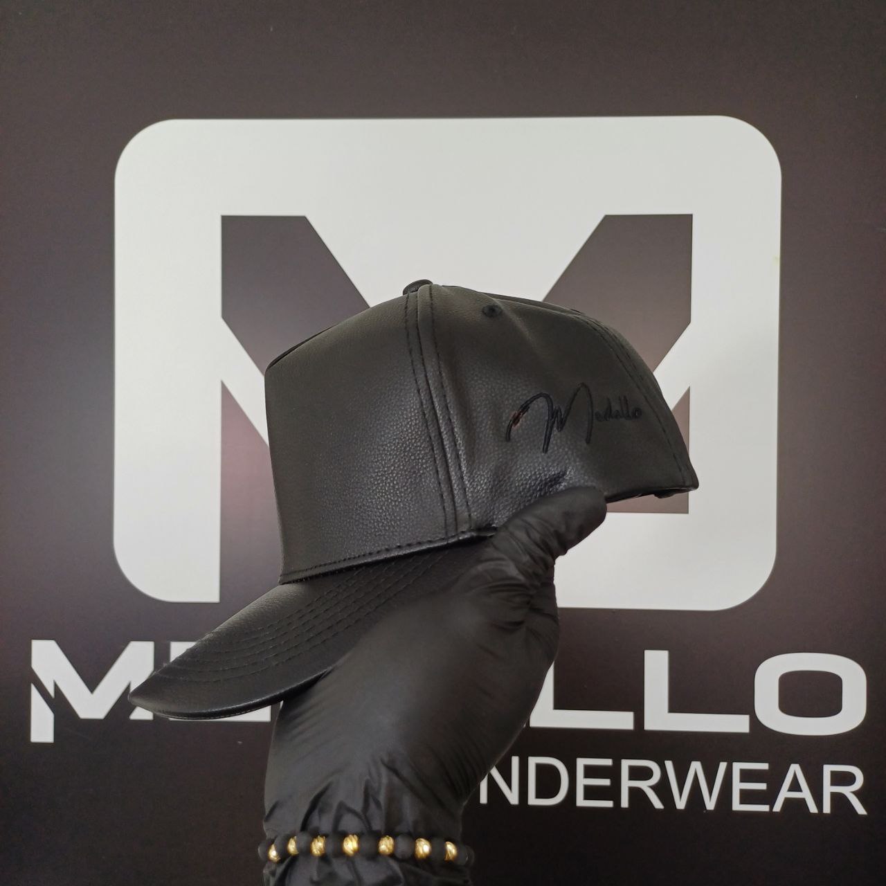 Gorra En Cuero Medallo (negra)