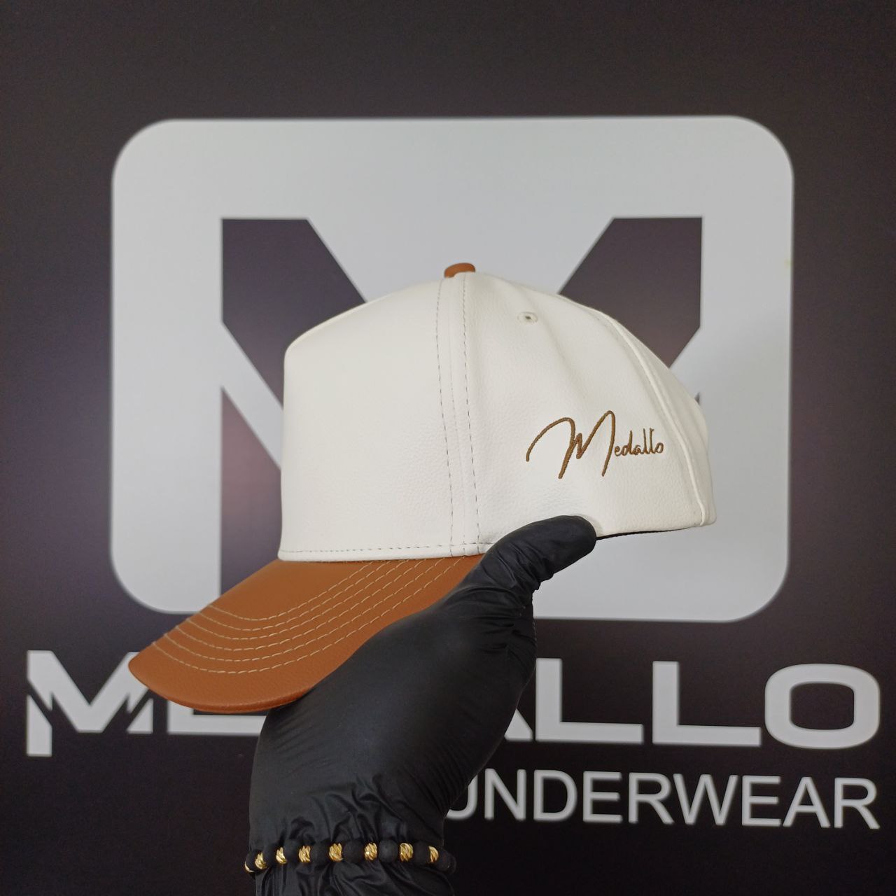 Gorra En Cuero Medallo (beige/café)