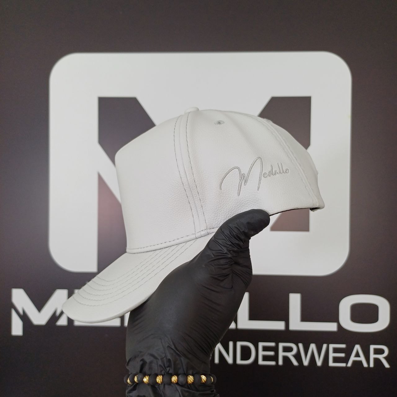 Gorra En Cuero Medallo (gris claro)