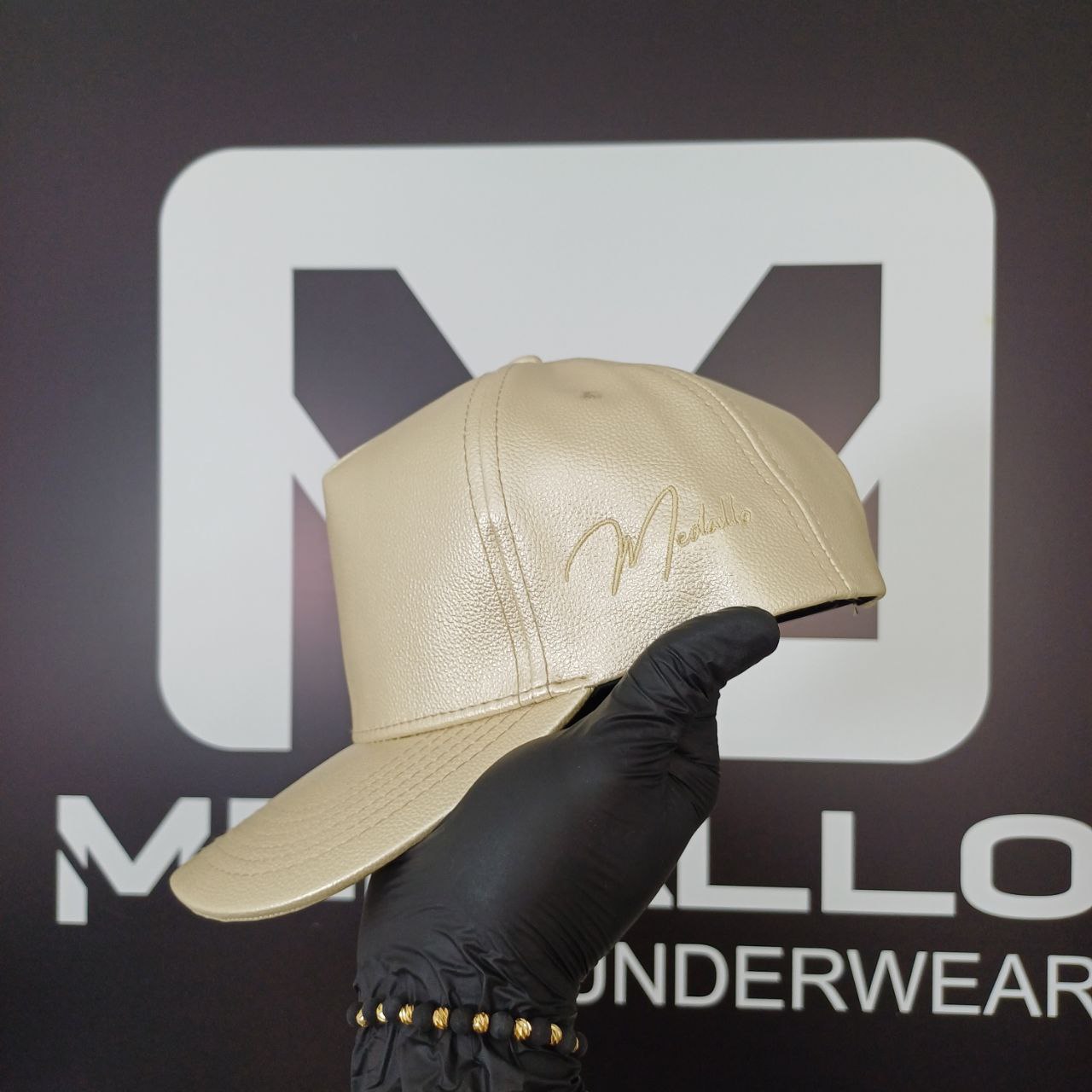 Gorra En Cuero Medallo (dorada)
