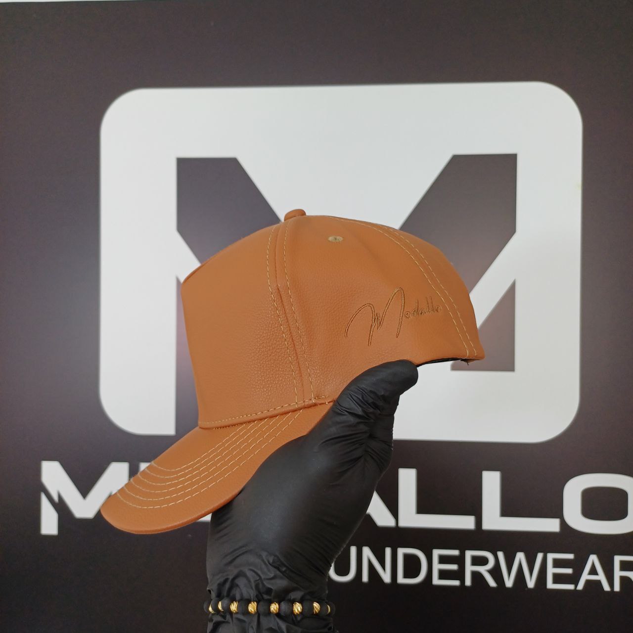 Gorra En Cuero Medallo (marrón)
