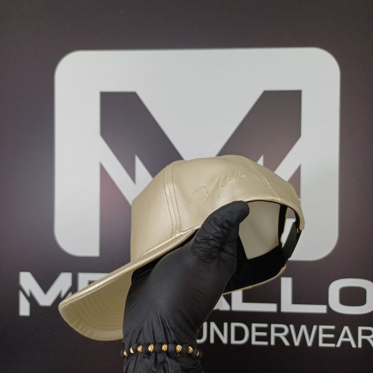 Gorra En Cuero Medallo (dorada)