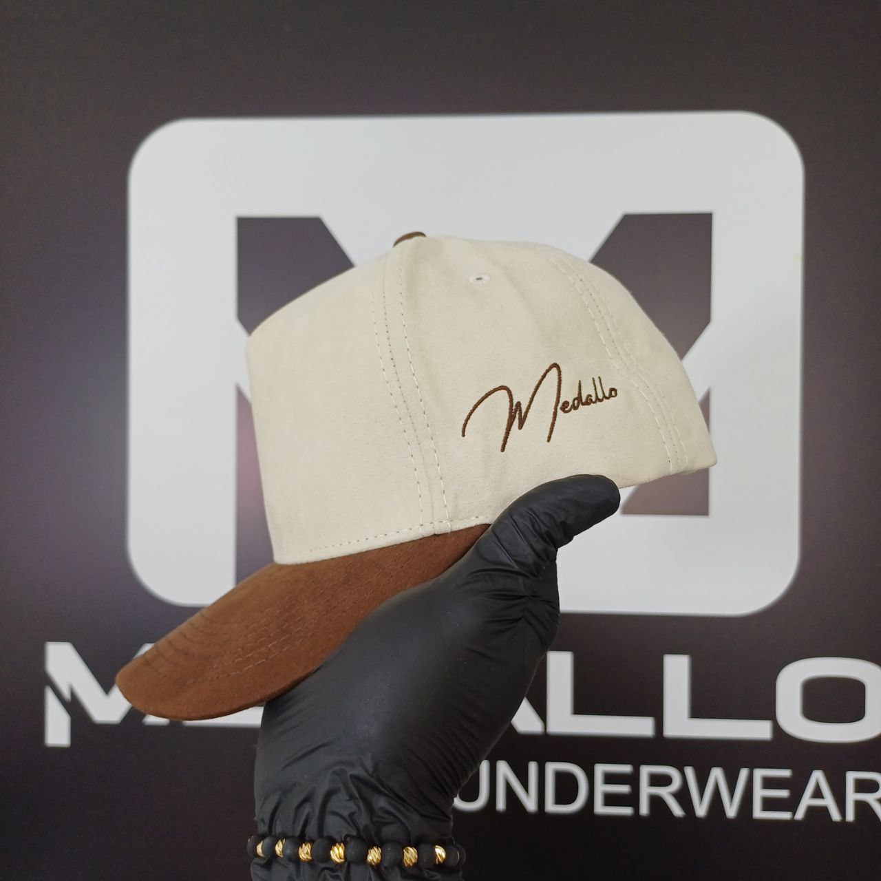 Gorra En Gamuza Medallo (Beige/cafe)