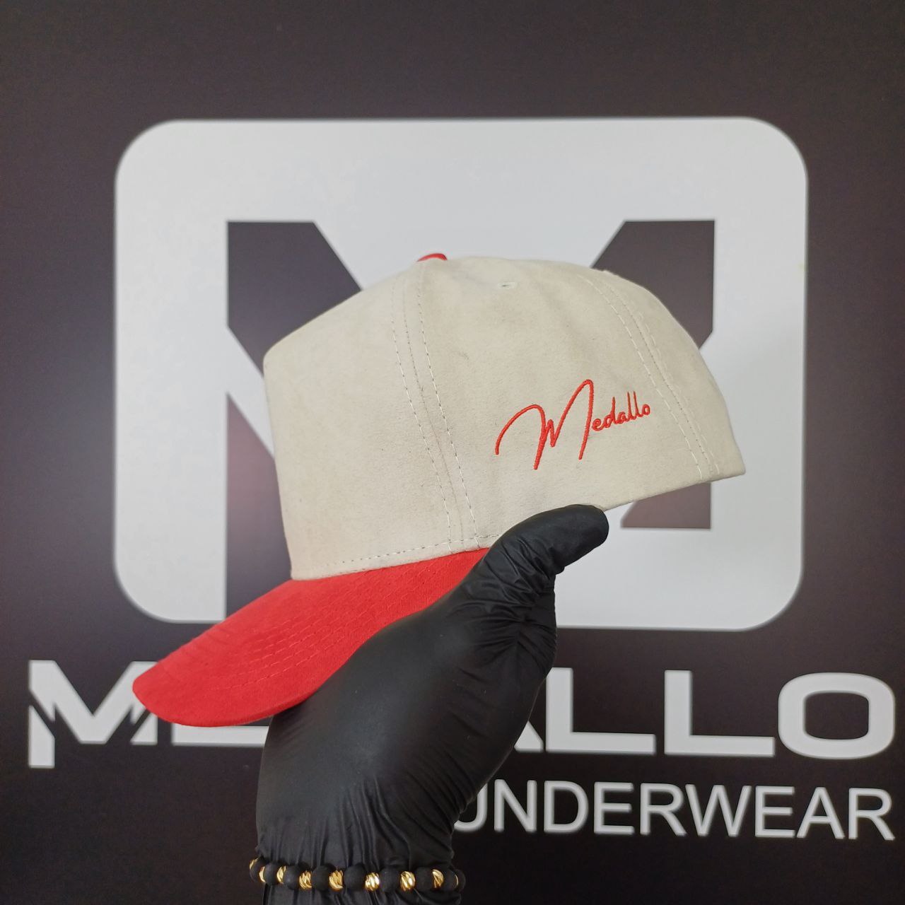 Gorra En Gamuza Medallo (Beige/rojo)