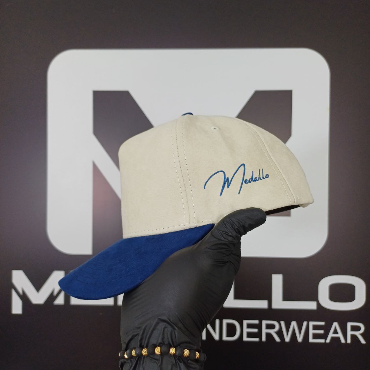 Gorra En Gamuza Medallo (Beige/azul)