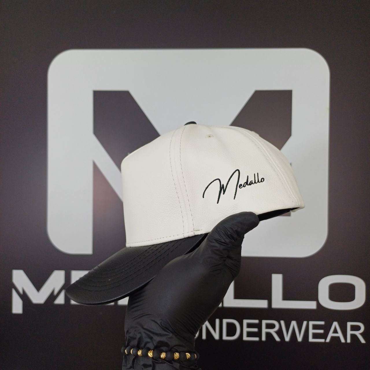 Gorra En Cuero Medallo (blanco/negro)