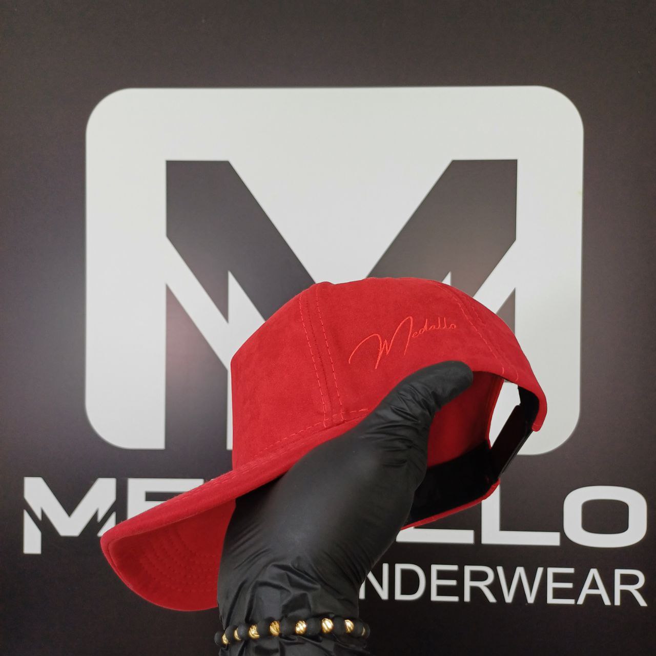 Gorra En Gamuza Medallo (roja)