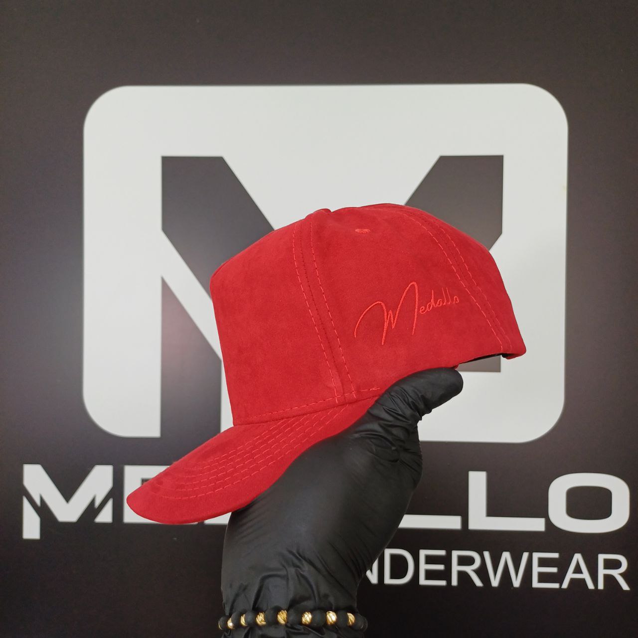Gorra En Gamuza Medallo (roja)