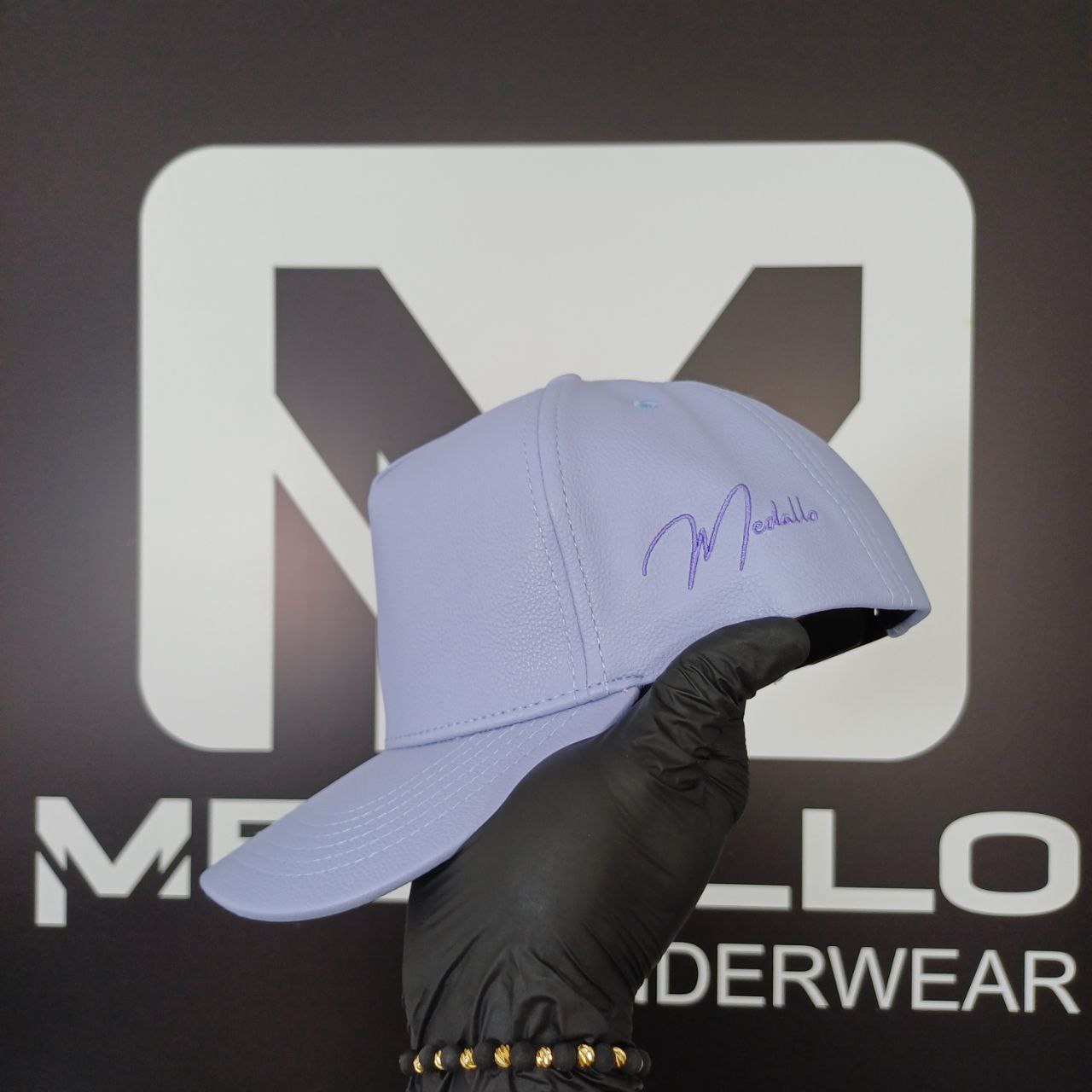 Gorra En Cuero Medallo (lila)