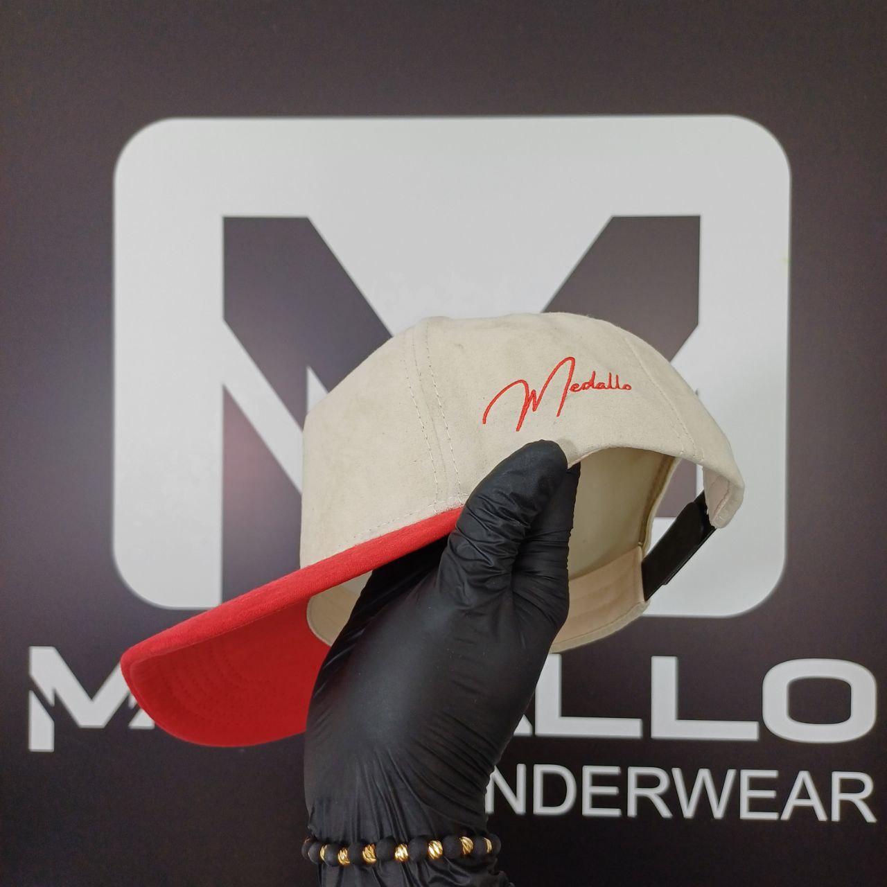Gorra En Gamuza Medallo (Beige/rojo)