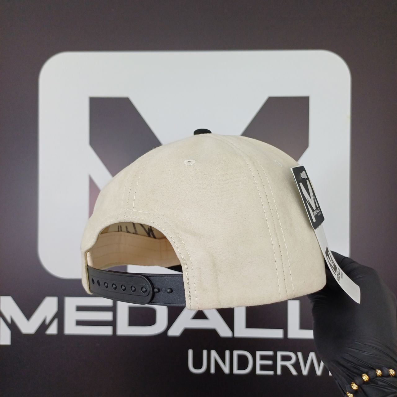 Gorra En Gamuza Medallo (Beige/negro)