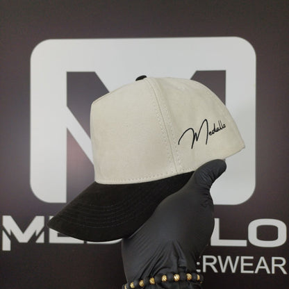 Gorra En Gamuza Medallo (Beige/negro)