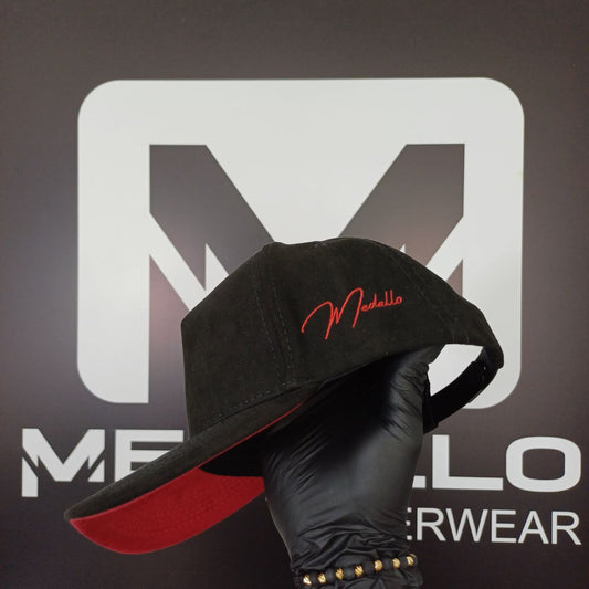 Gorra En Gamuza Medallo (negro/rojo)