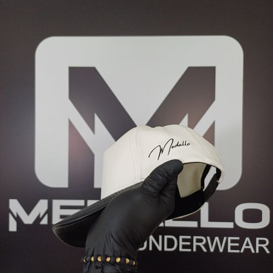 Gorra En Cuero Medallo (blanco/negro)
