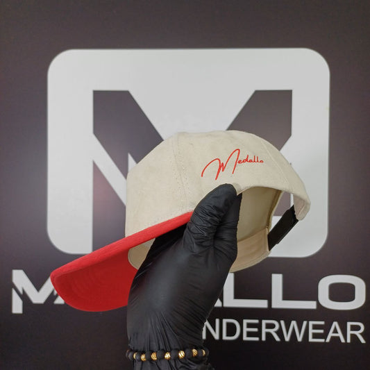 Gorra En Gamuza Medallo (Beige/rojo)