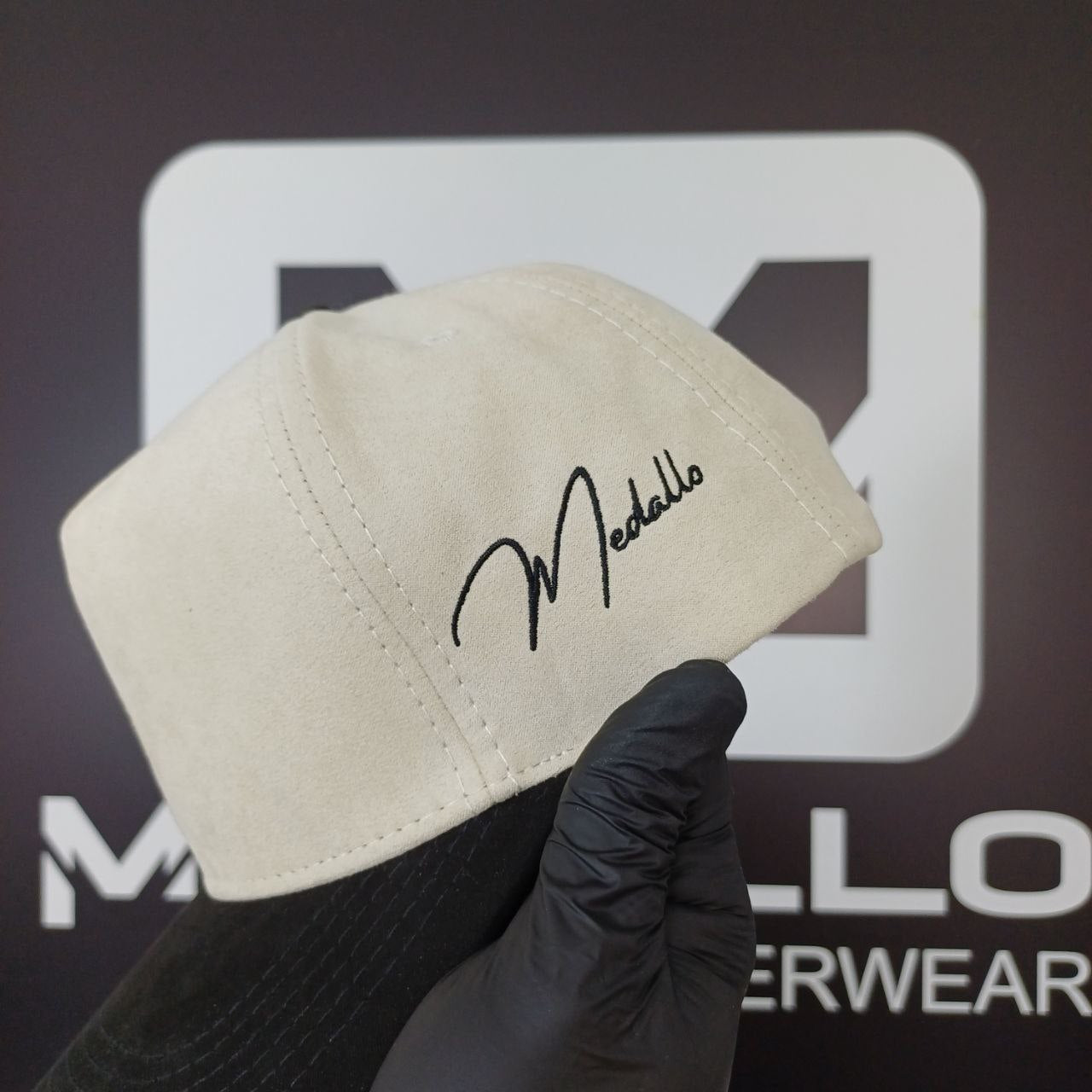 Gorra En Gamuza Medallo (Beige/negro)