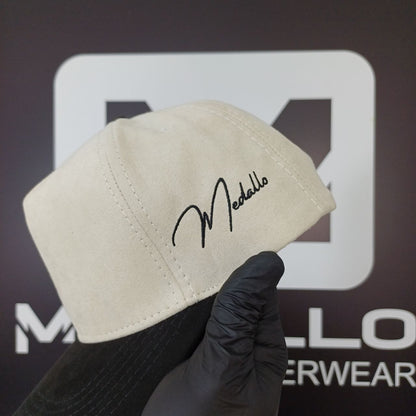 Gorra En Gamuza Medallo (Beige/negro)